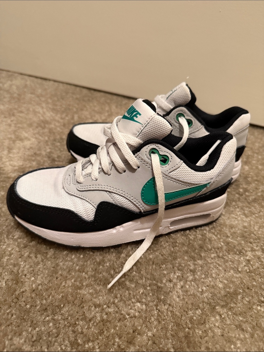 Nike Air Max Kids Low-Top Sneakers in White, Black & Teal